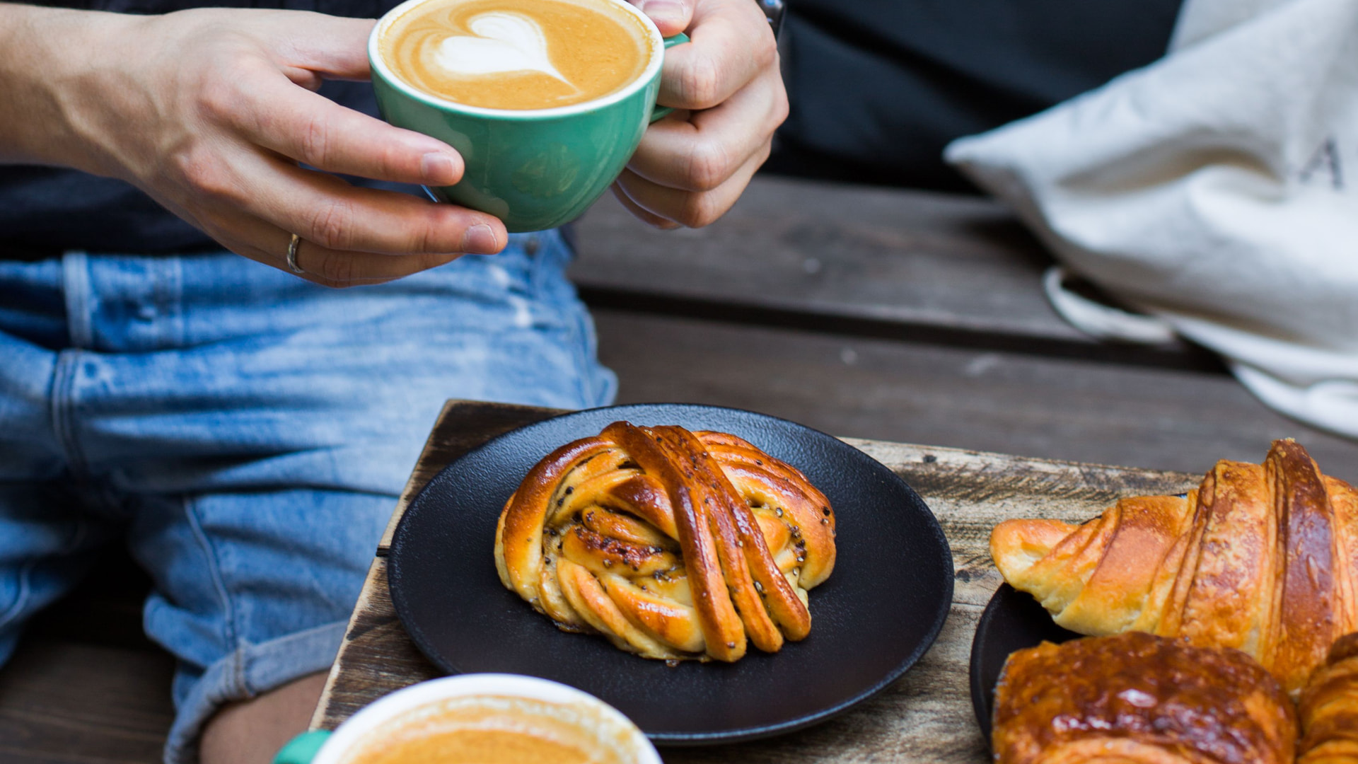 Kafé med uteservering i turistmiljö på Öster (RE-3060)